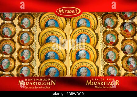 Tambow, Russland - 30. April 2020 Schachtel gefüllt mit Mozartkugeln und Mozarttaler Schokolade. Stockfoto