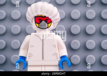 Tambow, Russland - 30. April 2020 Lego Minifiguren Schutzanzug gegen graue Grundplatte. Studioaufnahme. Stockfoto