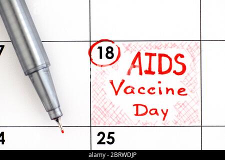 Erinnerung AIDS Impfstoff Tag im Kalender mit Stift. Mai 18. Stockfoto