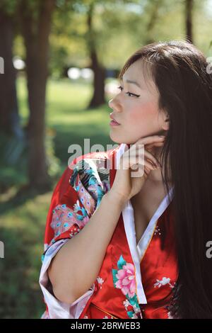 Schöne chinesische Frau im Freien Stockfoto