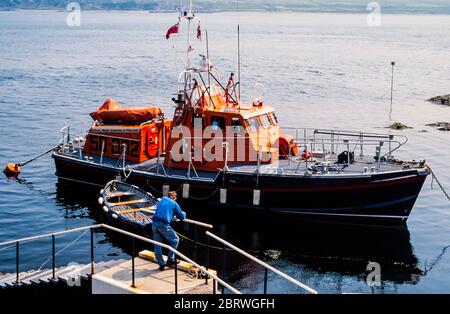 RNLI Rettungsboot Helmut Schroder von Dunlossit in Port Askaig, Islay, Inner Hebrides, Schottland, Großbritannien. Stockfoto