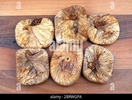 Bio getrocknete Feigen auf einem Holzbrett Stockfoto