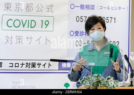 Tokio, Japan. Mai 2020. Die Gouverneurin von Tokio Yuriko Koike mit einer Gesichtsmaske spricht während ihrer regelmäßigen Pressekonferenz im Gebäude der Stadtverwaltung von Tokio. An diesem Freitag meldete die Regierung der Metropole Tokio drei neue Coronavirus-Infektionen in der Stadt, die niedrigste Zahl, nachdem sie im vergangenen Monat in Japan den Ausnahmezustand erklärt hatte. Kredit: Rodrigo Reyes Marin/ZUMA Wire/Alamy Live News Stockfoto