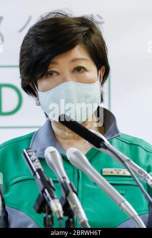 Tokio, Japan. Mai 2020. Die Gouverneurin von Tokio Yuriko Koike mit einer Gesichtsmaske spricht während ihrer regelmäßigen Pressekonferenz im Gebäude der Stadtverwaltung von Tokio. An diesem Freitag meldete die Regierung der Metropole Tokio drei neue Coronavirus-Infektionen in der Stadt, die niedrigste Zahl, nachdem sie im vergangenen Monat in Japan den Ausnahmezustand erklärt hatte. Kredit: Rodrigo Reyes Marin/ZUMA Wire/Alamy Live News Stockfoto