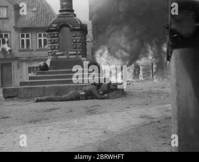 Vintage World war II Photograph - Truppen aus der 15. Schottischen Division kämpfen in den Straßen von Uelzen, Deutschland Stockfoto