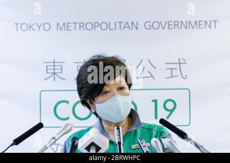 Tokio, Japan. Mai 2020. Die Gouverneurin von Tokio Yuriko Koike mit einer Gesichtsmaske spricht während ihrer regelmäßigen Pressekonferenz im Gebäude der Stadtverwaltung von Tokio. An diesem Freitag meldete die Regierung der Metropole Tokio drei neue Coronavirus-Infektionen in der Stadt, die niedrigste Zahl, nachdem sie im vergangenen Monat in Japan den Ausnahmezustand erklärt hatte. Kredit: Rodrigo Reyes Marin/ZUMA Wire/Alamy Live News Stockfoto