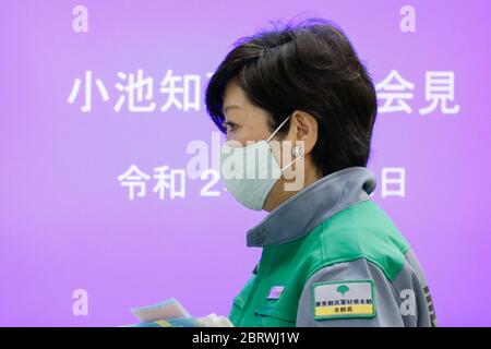 Tokio, Japan. Mai 2020. Die Gouverneurin von Tokio Yuriko Koike mit einer Gesichtsmaske spricht während ihrer regelmäßigen Pressekonferenz im Gebäude der Stadtverwaltung von Tokio. An diesem Freitag meldete die Regierung der Metropole Tokio drei neue Coronavirus-Infektionen in der Stadt, die niedrigste Zahl, nachdem sie im vergangenen Monat in Japan den Ausnahmezustand erklärt hatte. Kredit: Rodrigo Reyes Marin/ZUMA Wire/Alamy Live News Stockfoto