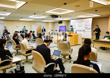 Tokio, Japan. Mai 2020. Die Gouverneurin von Tokio Yuriko Koike mit einer Gesichtsmaske spricht während ihrer regelmäßigen Pressekonferenz im Gebäude der Stadtverwaltung von Tokio. An diesem Freitag meldete die Regierung der Metropole Tokio drei neue Coronavirus-Infektionen in der Stadt, die niedrigste Zahl, nachdem sie im vergangenen Monat in Japan den Ausnahmezustand erklärt hatte. Kredit: Rodrigo Reyes Marin/ZUMA Wire/Alamy Live News Stockfoto