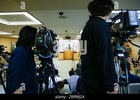 Tokio, Japan. Mai 2020. Die Gouverneurin von Tokio Yuriko Koike mit einer Gesichtsmaske spricht während ihrer regelmäßigen Pressekonferenz im Gebäude der Stadtverwaltung von Tokio. An diesem Freitag meldete die Regierung der Metropole Tokio drei neue Coronavirus-Infektionen in der Stadt, die niedrigste Zahl, nachdem sie im vergangenen Monat in Japan den Ausnahmezustand erklärt hatte. Kredit: Rodrigo Reyes Marin/ZUMA Wire/Alamy Live News Stockfoto