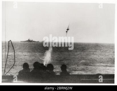 Vintage World war II Photograph - Japanischer Selbstmordkamikaze Angriff auf ein amerikanisches Schlachtschiff im Pazifik. Das Flugzeug wurde kurz vor dem Schiff abgesetzt. Stockfoto