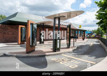 Sheffield UK – Mai 13 2020: Die Covid-19-Pandemie schließt die 24-stündige Fast-Food-Fahrt bei Darnall McDonalds Stockfoto