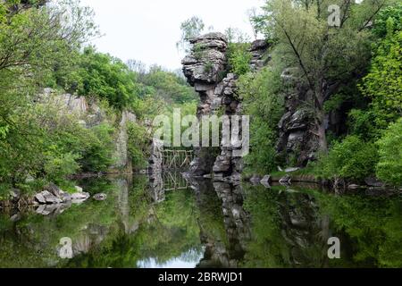 Toller Blick auf den Buky Canyon an sonnigen Tagen. Buki-Schlucht am Fluss Hirskyi Tikich, Tscherkassy, Ukraine Stockfoto