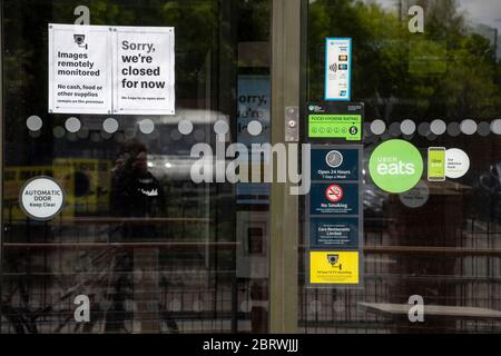 Sheffield UK – Mai 13 2020: Die Covid-19-Pandemie schließt die 24-stündige Fast-Food-Fahrt bei Darnall McDonalds Stockfoto