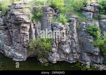 Toller Blick auf den Buky Canyon an sonnigen Tagen. Buki-Schlucht am Fluss Hirskyi Tikich, Tscherkassy, Ukraine Stockfoto