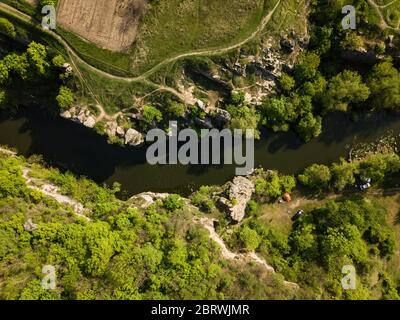 Atemberaubende Aussicht auf den Buky Canyon an sonnigen Tagen. Buki-Schlucht am Fluss Hirskyi Tikich, Tscherkassy, Ukraine Stockfoto