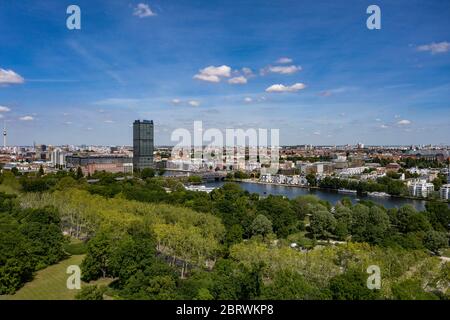 Berlin, Deutschland. Mai 2020. Blick auf die Stadt (mit einer Drohne aufgenommen). Quelle: Paul Zinken/dpa-Zentralbild/ZB/dpa/Alamy Live News Stockfoto