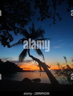 Abenddämmerung am Strand von Mae Haad, Koh Tao, Thailand. Das Bild zeigt den ersten sichtbaren Stern in der Dämmerung. Stockfoto