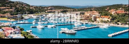 Boote im Hafen von porto SERVO, dem exklusiven Dorf auf sardinien, wo im Sommer die Reichen und Berühmten ihren Urlaub verbringen Stockfoto