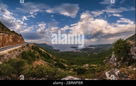 Sommer Budva riviera Küste Panorama Landschaft. Montenegro, Balkan, Adria, Europa. Blick vom Bergpass. Stockfoto