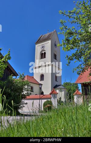 Bezirk Starnberg, Deutschland. Mai 2020. Bezirk Starnberg, Deutschland 9. Mai 2020: Impressionen Starnberger See - 2020 Machtlfing, Pfarrkirche St. Johann Baptist, Bezirk Starnberg, Gemeinde Andechs Quelle: dpa/Alamy Live News Stockfoto