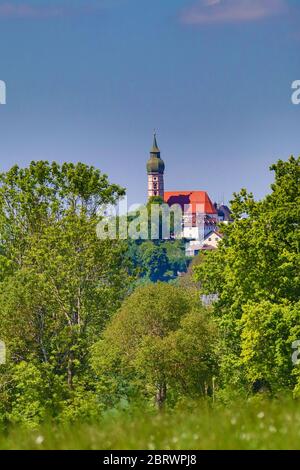 Bezirk Starnberg, Deutschland. Mai 2020. Bezirk Starnberg, Deutschland 9. Mai 2020: Impressionen Starnberger See - 2020 Andechs, Kloster Andechs, Bezirk Starnberg, Heiliger Berg, Wallfahrtsort, Blick von Süden Quelle: dpa/Alamy Live News Stockfoto