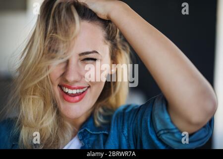 Nahaufnahme Porträt von fröhlichen jungen Frau drinnen zu Hause. Stockfoto