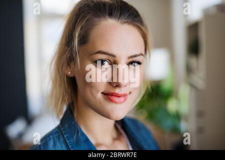 Nahaufnahme Porträt der glücklichen jungen Frau drinnen zu Hause. Stockfoto