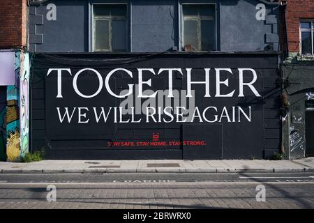 Wandgemälde in Dublin, Irland, mit der Aufschrift "gemeinsam werden wir wieder auferstehen." Gemalt von lokalen Künstlern während der Coronavirus-Pandemie. Stockfoto