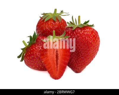 Isolierte Erdbeeren. Drei Früchte, eine Hälfte auf weißem Hintergrund Stockfoto