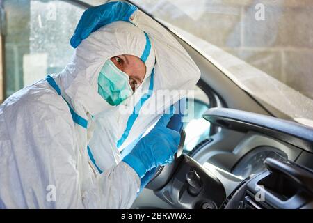 Müde Notarzt aus dem Rettungsdienst hat Kopf auf Lenkrad in Krankenwagen, während auf Standby gesetzt Stockfoto