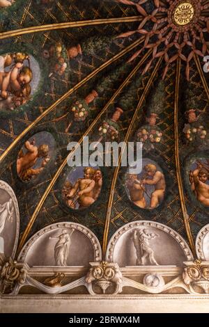 Saal San Paolo im Kloster San Paul (San Paolo), Fresken des Gewölbes des Correggio. Parma, Emilia Romagna, Italien, Europa. Stockfoto