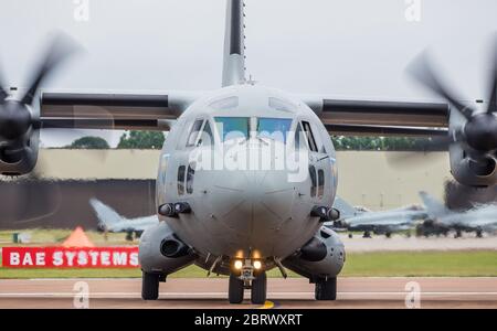 Die rumänische Luftwaffe C-27J Spartan rollt im Juli 2019 von der Start- und Landebahn in Fairford, Gloucestershire. Stockfoto
