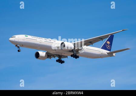 Saudi Arabian Airlines, Saudia Boeing 777 Jet Airliner landen am Flughafen London Heathrow über Cranford, London, Großbritannien. Flug SV115 von Jeddah Stockfoto