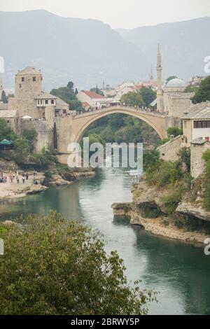 Stari Most, auch bekannt als Mostar-Brücke, ist eine umgebaute osmanische Brücke aus dem 16. Jahrhundert in der Stadt Mostar in Bosnien Stockfoto