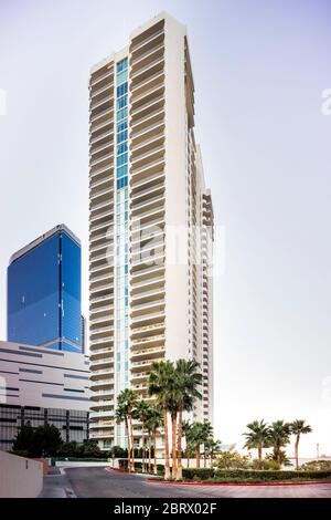 Das Innere der Turnberry Towers. Turnberry Towers ist ein 45-stöckiger Doppelturm-Wohnkomplex in Winchester, Nevada, nahe dem Las Vegas Strip. Stockfoto