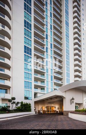 Das Innere der Turnberry Towers. Turnberry Towers ist ein 45-stöckiger Doppelturm-Wohnkomplex in Winchester, Nevada, nahe dem Las Vegas Strip. Stockfoto