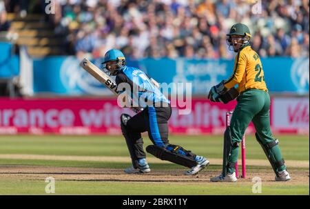 Wayne Parnell Batting für die Worcester Rapids von Notts Outlaws Keeper Tom Moores während der Vitality Blast Finaltag 21 September 2019 beobachtet. Stockfoto