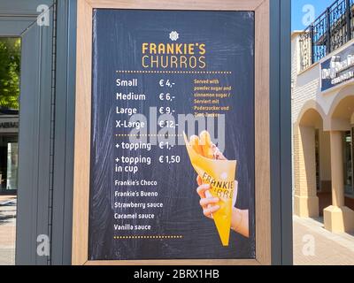 Roermond, Niederlande - Mai 19. 2020: Ansicht auf Menükreide für verschiedene Churros Stockfoto