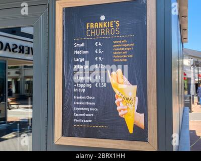 Roermond, Niederlande - Mai 19. 2020: Ansicht auf Menükreide für verschiedene Churros Stockfoto