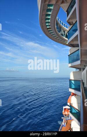 DOMINICA, KARIBIK - 24. MÄRZ 2017 : Königliche Prinzessin Schiff im Hafen von Roseau auf der Insel Dominica angedockt. Blick auf das Kreuzfahrtschiff vom Balkon auf die Karibik Stockfoto