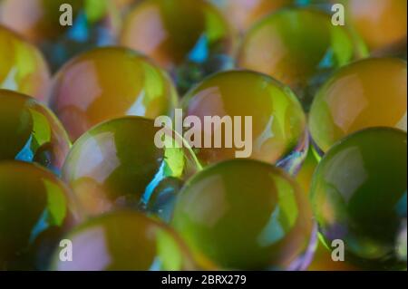 Crystal Coloful Kugeln Set Nahaufnahme. Gelbe Spaßkugeln Stockfoto