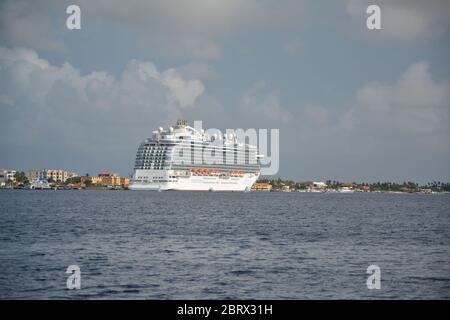 BONAIRE, KARIBIK - 26. MÄRZ 2017: Schiff der Königlichen Prinzessin im Hafen von Kralendijk. Royal Princess wird von Princess Cruises Linie betrieben und hat eine Kappe Stockfoto