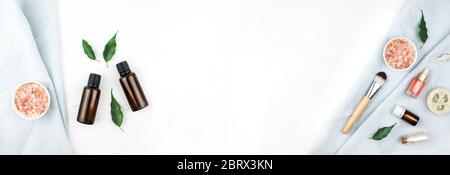 Banner aus hausgemachtem Spa-Kosmetikset mit Salz und Öl auf weißem Holzhintergrund. Kopierbereich. Flacher Laienstil. Stockfoto