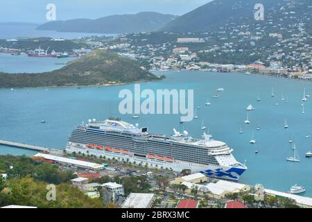 SAINT THOMAS, US VIRGIN ISLANDS - 23. MÄRZ 2017 : das Schiff der Königlichen Prinzessin dockte im Hafen von Charlotte Amalie an. Royal Princess wird von Princess Cruises betrieben Stockfoto