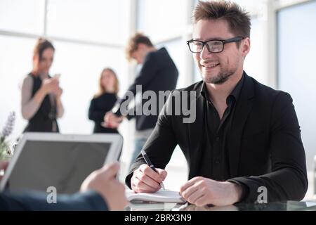 Nahaufnahme Geschäftsmann Unterzeichnung Vertrag einen Deal, klassische BU Stockfoto