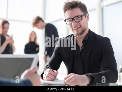 Nahaufnahme Geschäftsmann Unterzeichnung Vertrag einen Deal, klassische BU Stockfoto