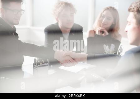 Nahaufnahme des Handshake von Business Partnern Stockfoto