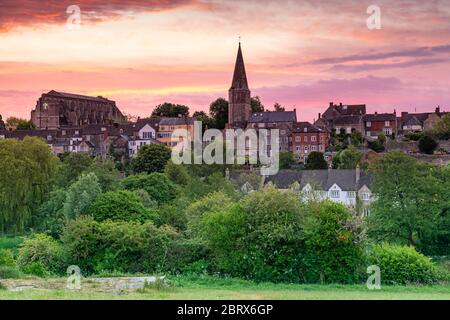 Sonnenaufgang über der Stadt Malmesbury am Hügel von Wiltshire Stockfoto