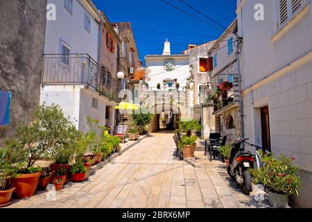 Stadt Omisalj alten mediterranen street view, Insel Krk in Kroatien Stockfoto