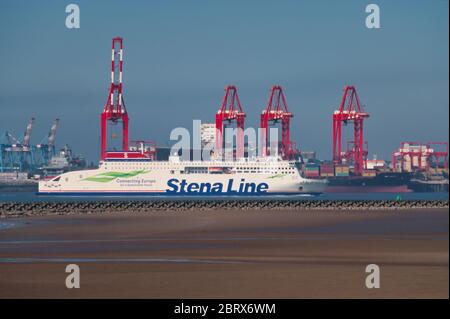 Die Stena Line Roll-on / Roll-off Fähre passiert den Hafen von Liverpool Containerterminal auf dem Fluss Mersey Ankunft aus Belfast in Nordirland. Stockfoto